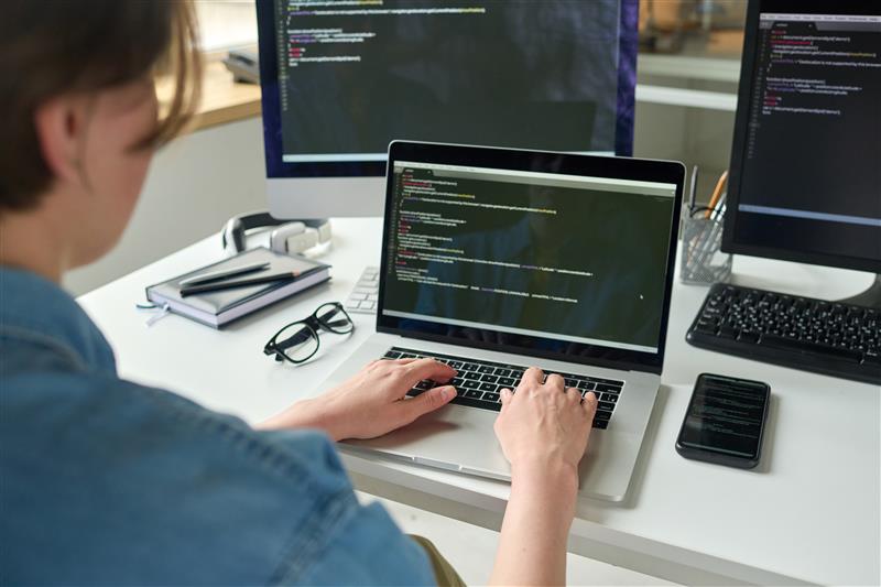 developer-programming-software-using-computer-2023-11-27-05-28-01-utc